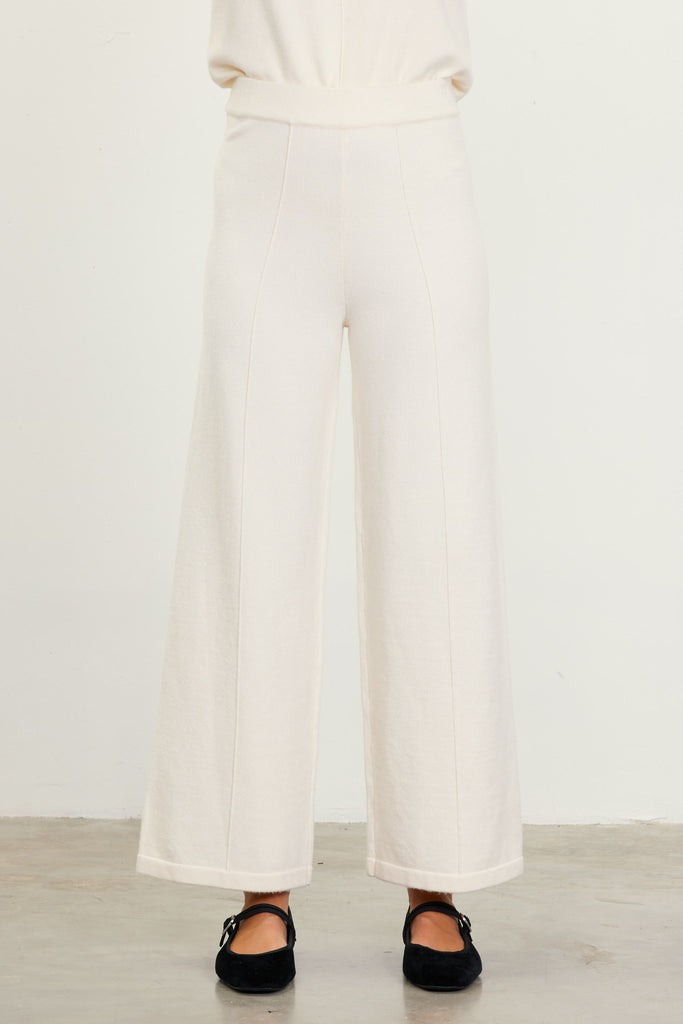 Signature Staple Crop Pants Clothing Peacocks & Pearls Lexington Cream XS 