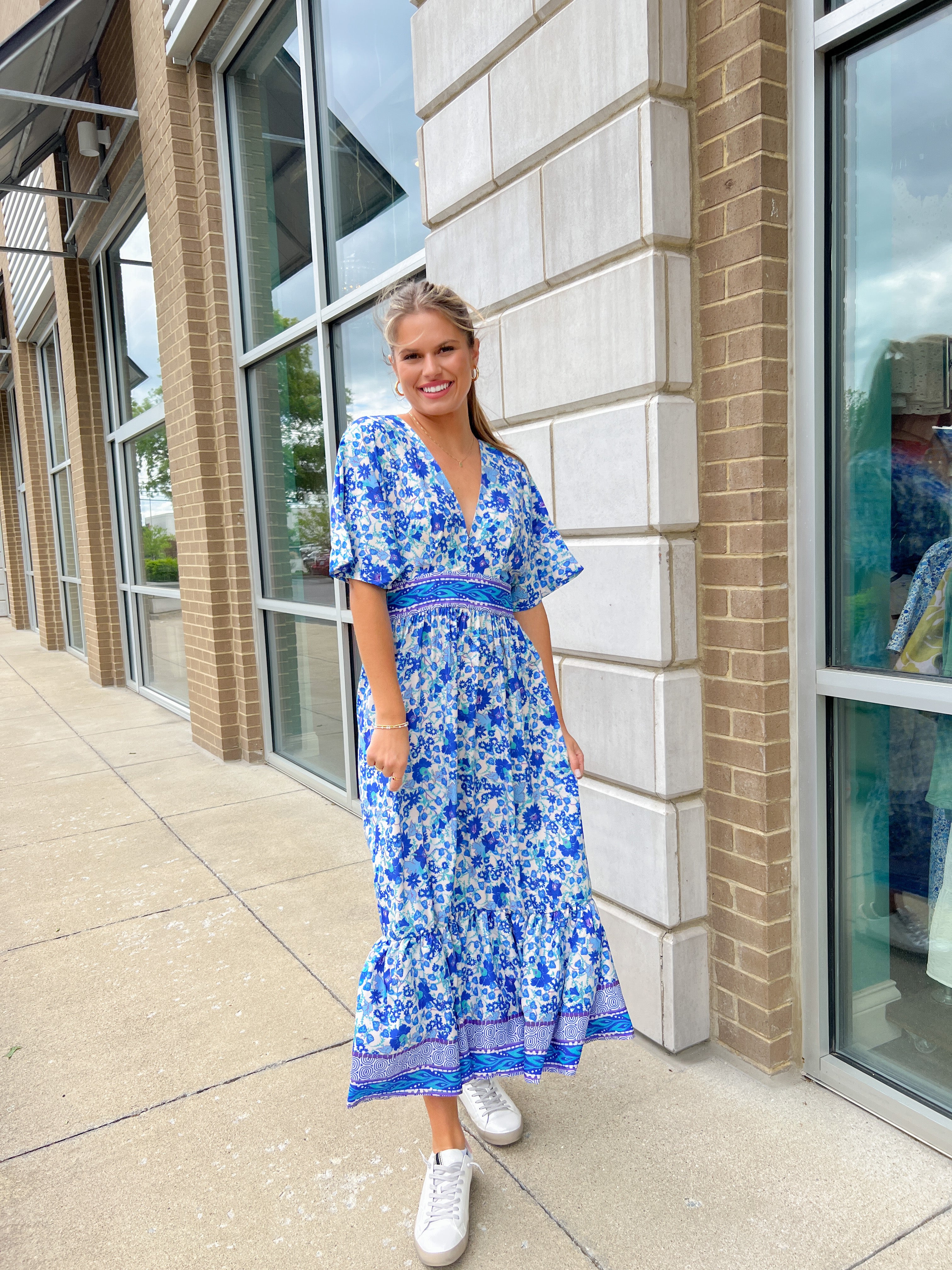 Blue Floral V-neck Midi Dress Peacocks & Pearls Lexington Blue Floral V-neck Midi Dress Peacocks & Pearls Lexington